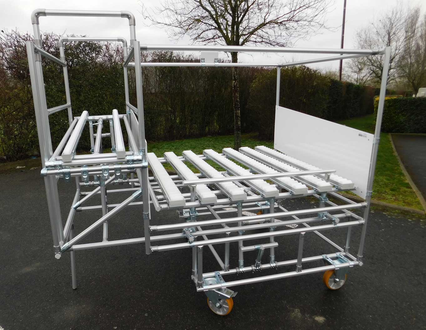 Meuble gravitaire avec vérins de réglage