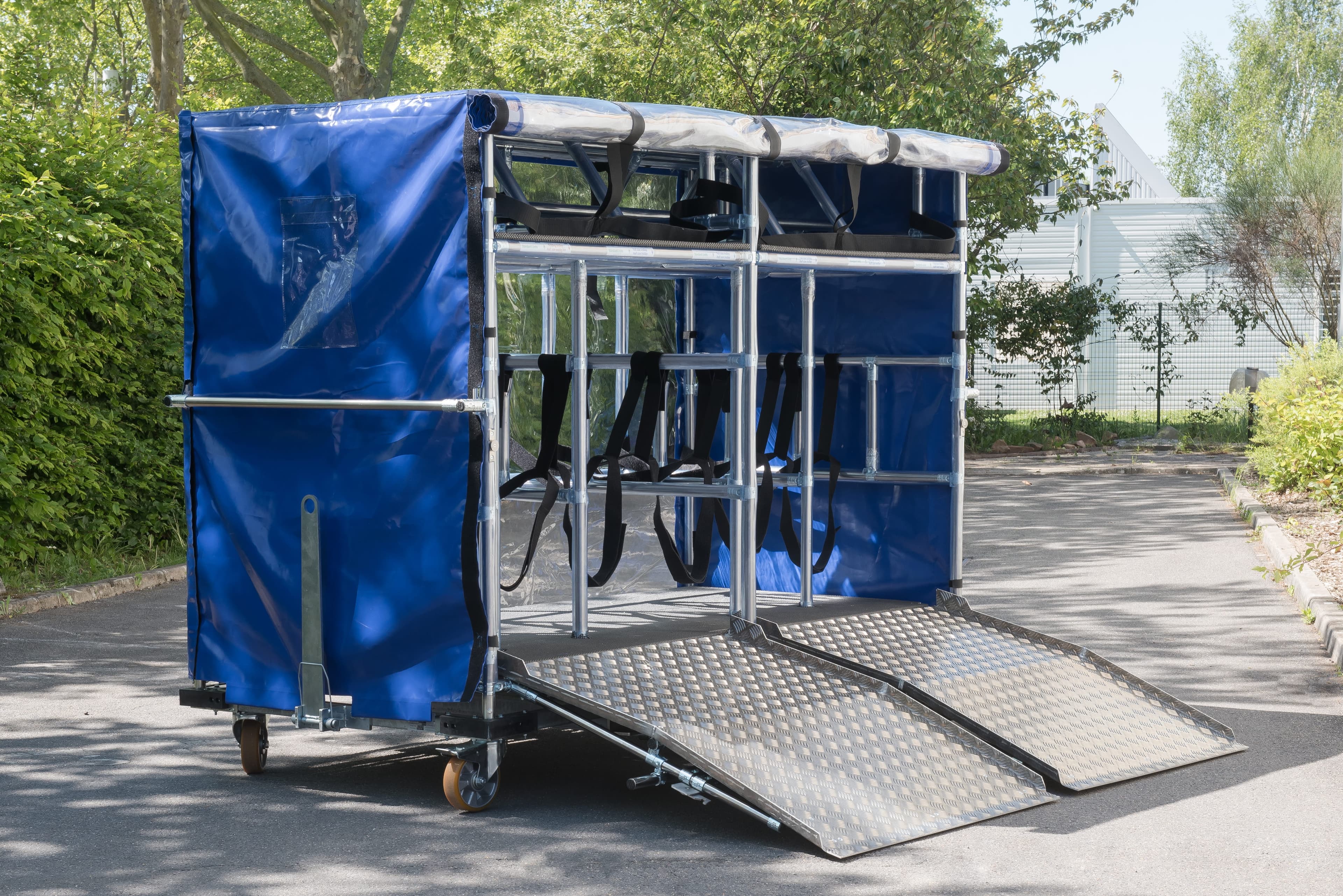 Chariot de transport modulaire en tubes métalliques sur roulettes